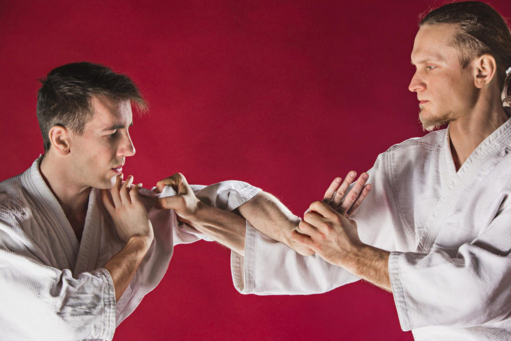 Aikido to sztuka walki, która integruje zasady samoobrony i walki bez broni
