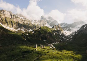 Zapewnienie bezpieczeństwa podczas wędrówek górskich: Praktyczne wskazówki i zalecenia