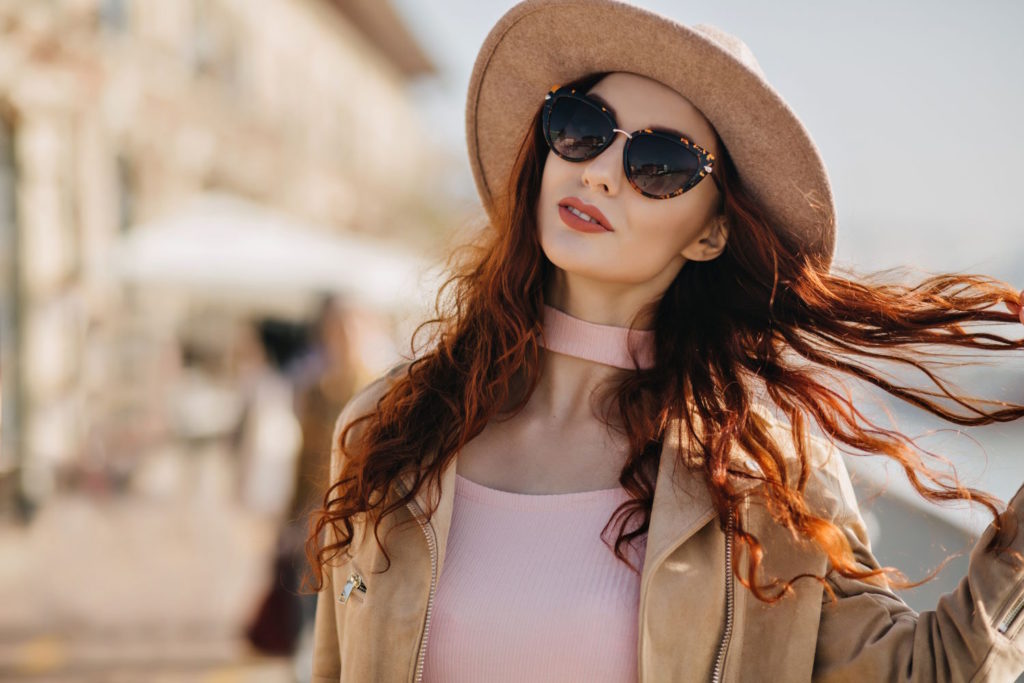 Okulary przeciwsłoneczne to nie tylko niezbędny element letniej garderoby, ale również doskonały sposób na ochronę naszych oczu przed szkodliwym promieniowaniem UV