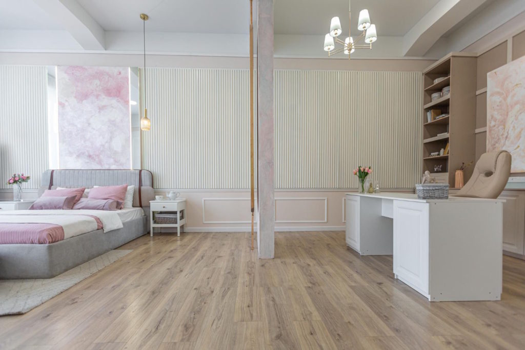 Wybór odpowiedniej podłogi drewnianej to nie tylko kwestia estetyki, ale przede wszystkim jakości i trwałości