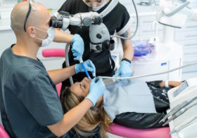 Wykorzystanie mikroskopu w stomatologii – innowacyjne techniki leczenia zębów w Poznaniu