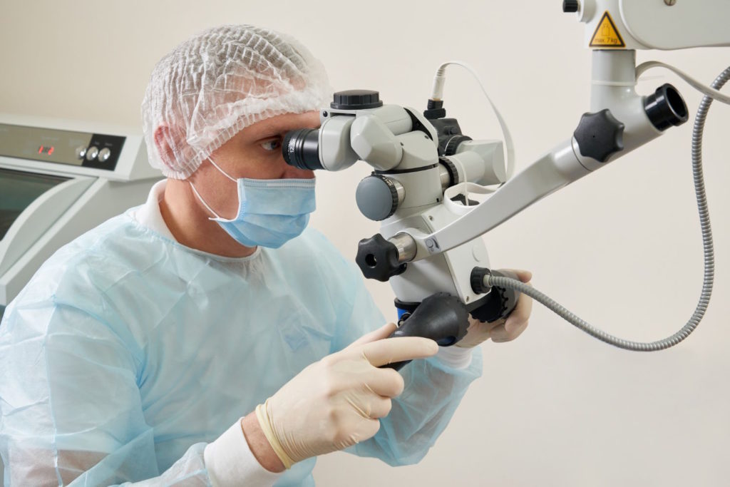 Dzięki mikroskopowi dentysta może dostrzec nawet najmniejsze szczegóły, takie jak drobne ubytki czy mikropęknięcia