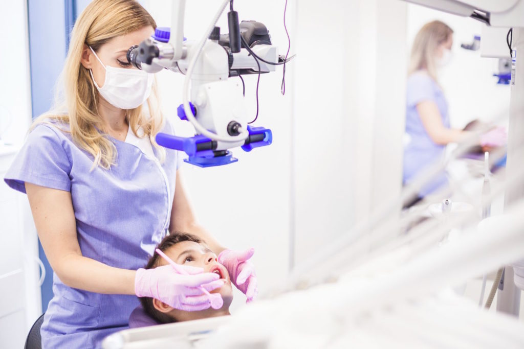 Mikroskopy stosowane w stomatologii pozwalają na pracę ze znacznie większą precyzją niż tradycyjne narzędzia diagnostyczno-terapeutyczne