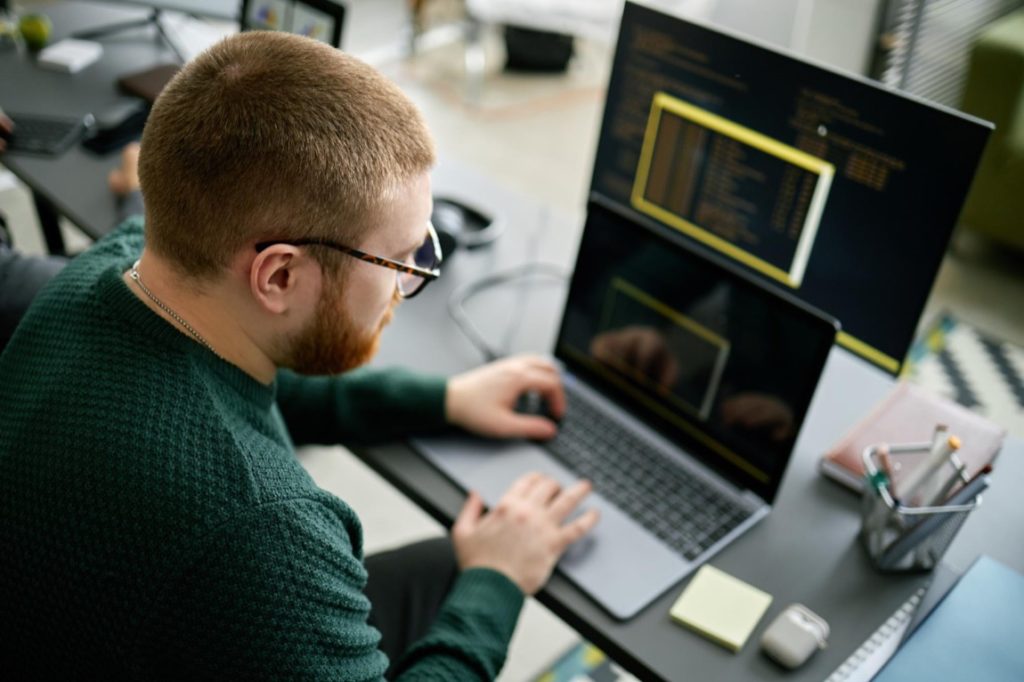 W dzisiejszych czasach, kiedy technologia rozwija się w błyskawicznym tempie, zawód programisty staje się coraz bardziej pożądany i ceniony na rynku pracy