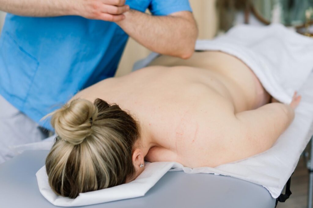 Ryzyko zawodowe w fizjoterapii jest nieuniknionym elementem tej profesji, jednak dzięki odpowiedniej świadomości, edukacji oraz stosowaniu protokołów bezpieczeństwa można je znacznie ograniczyć